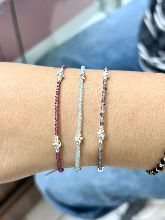 Pulsera piedra natural con shakira y 3 nudos- Plata