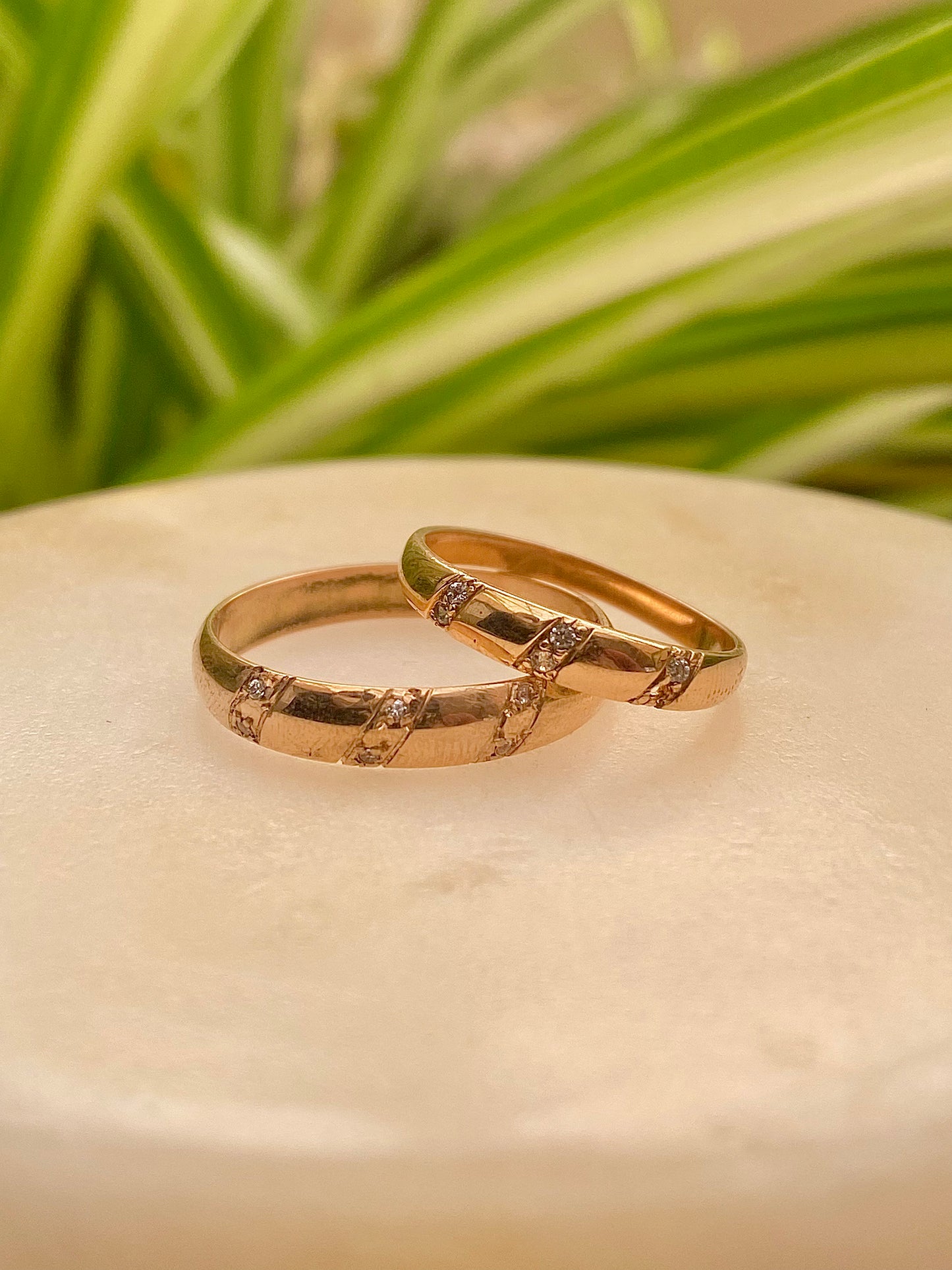 Aros de matrimonio media caña con circones - Oro