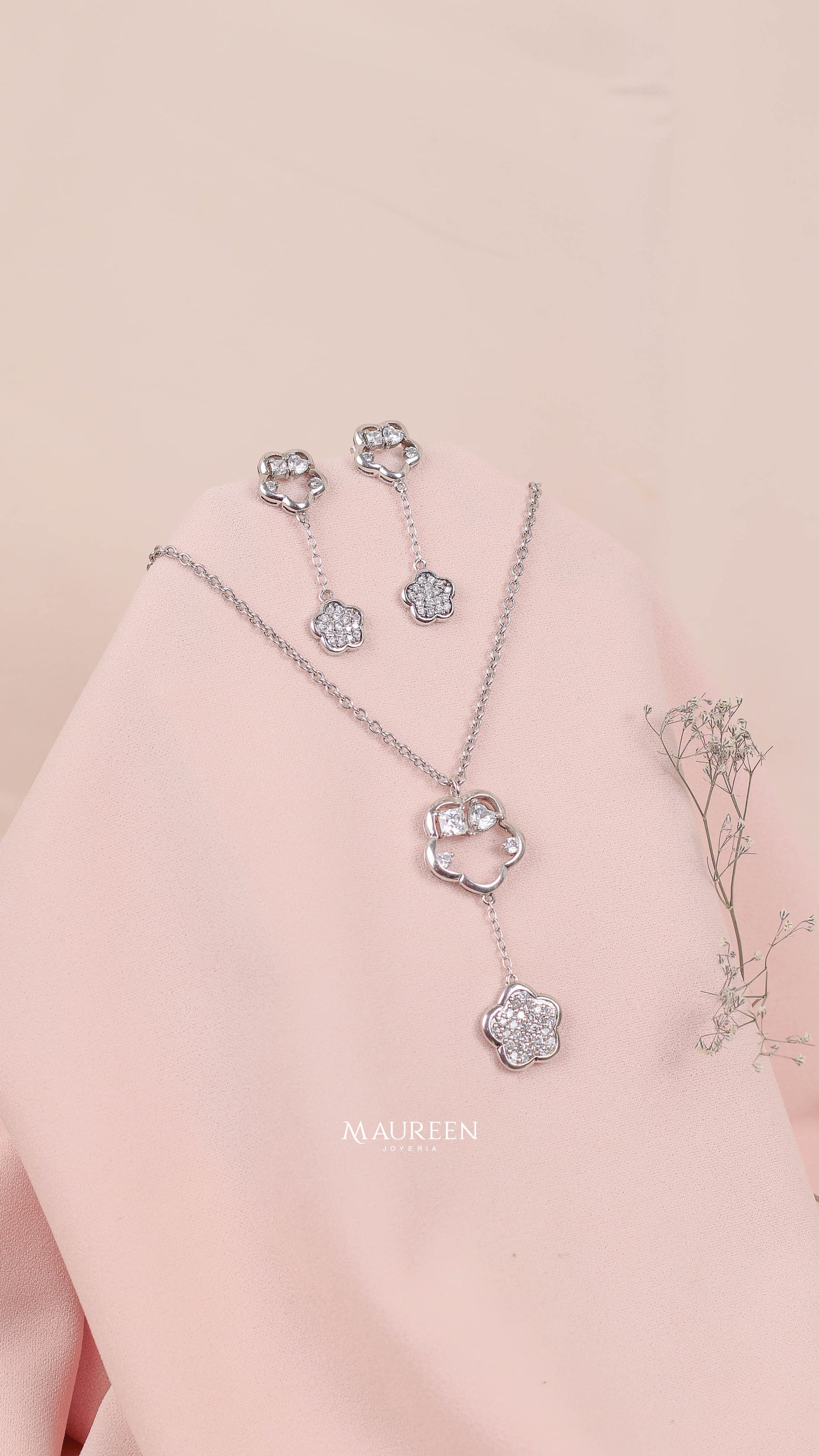 Juego con collar flor calada con circones corazon - Plata