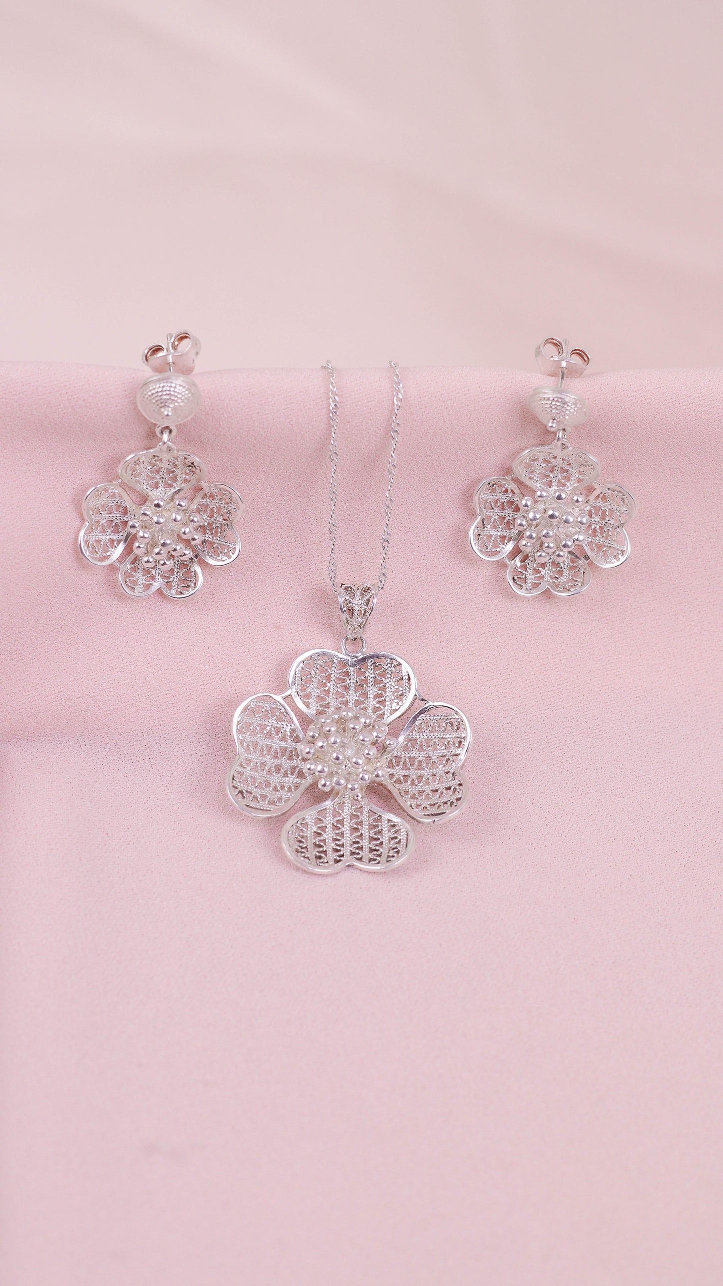 Juego flor petalos corazon filigrana con poste - Plata