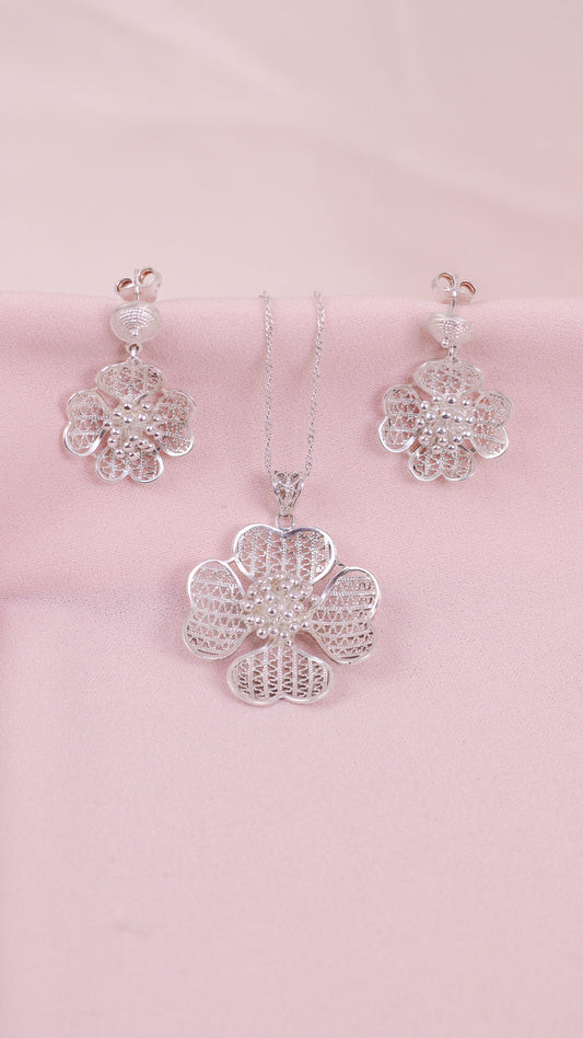 Juego flor petalos corazon filigrana con poste - Plata