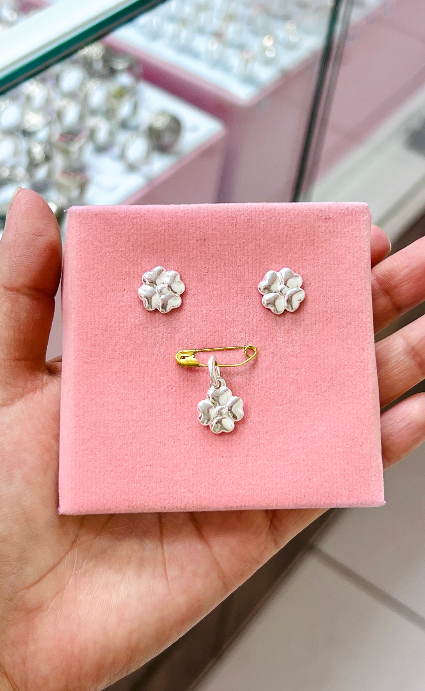 Juego flor petalos encorazonados pegado - Plata