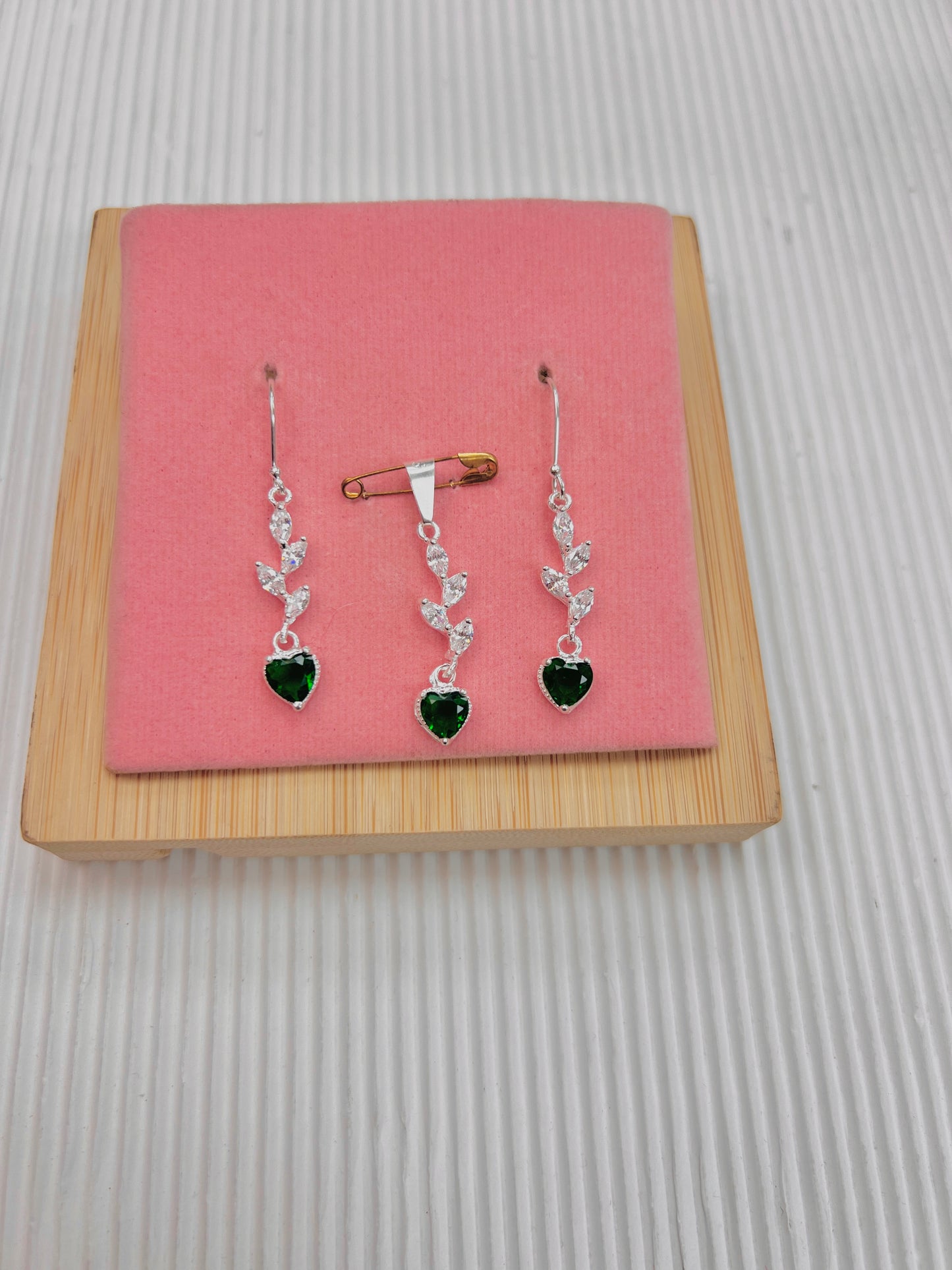 Juego ramas con corazon verde colgante - plata