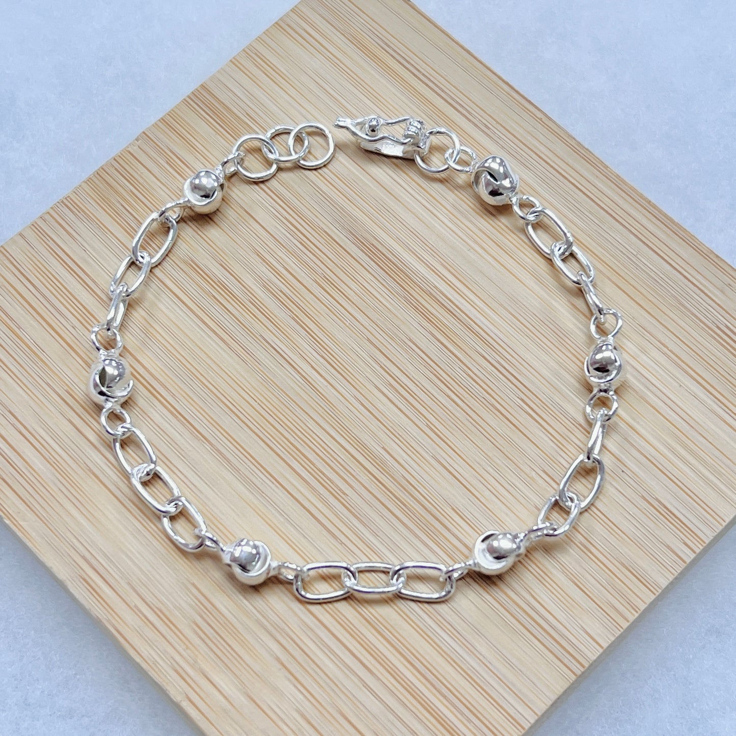 Pulsera donas entrelazadas y eslabones - plata
