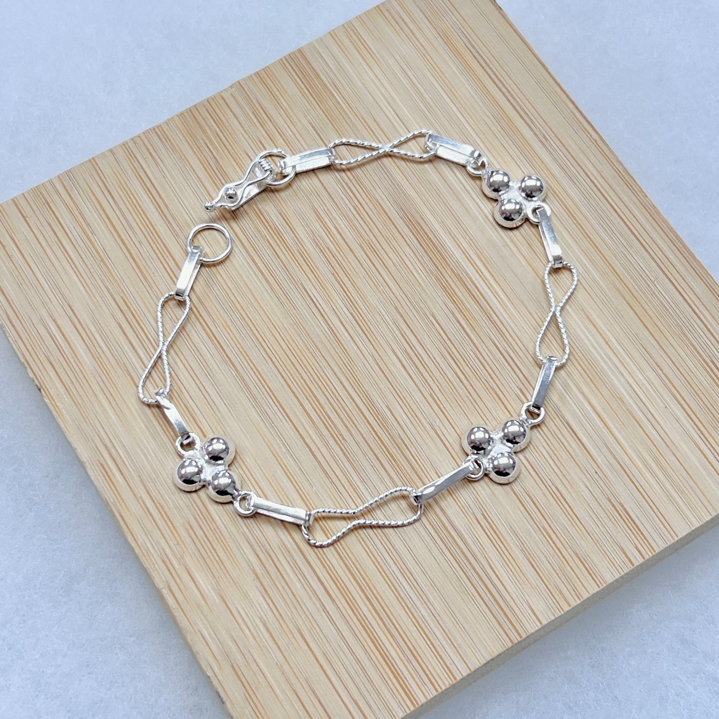 Pulsera trebol y listones entorchados calados - plata