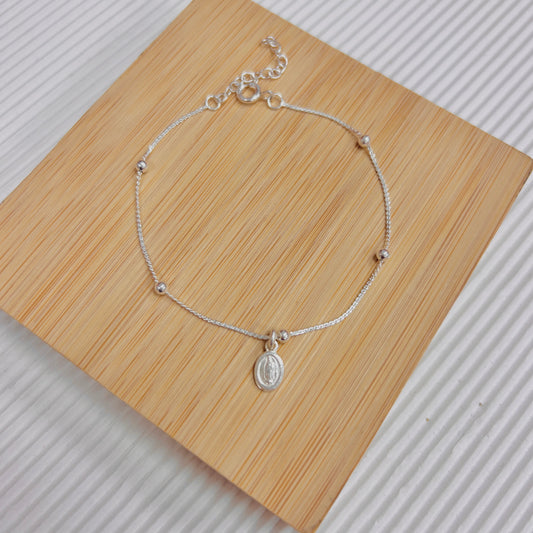 Pulsera esferas y mini dije san benito - plata