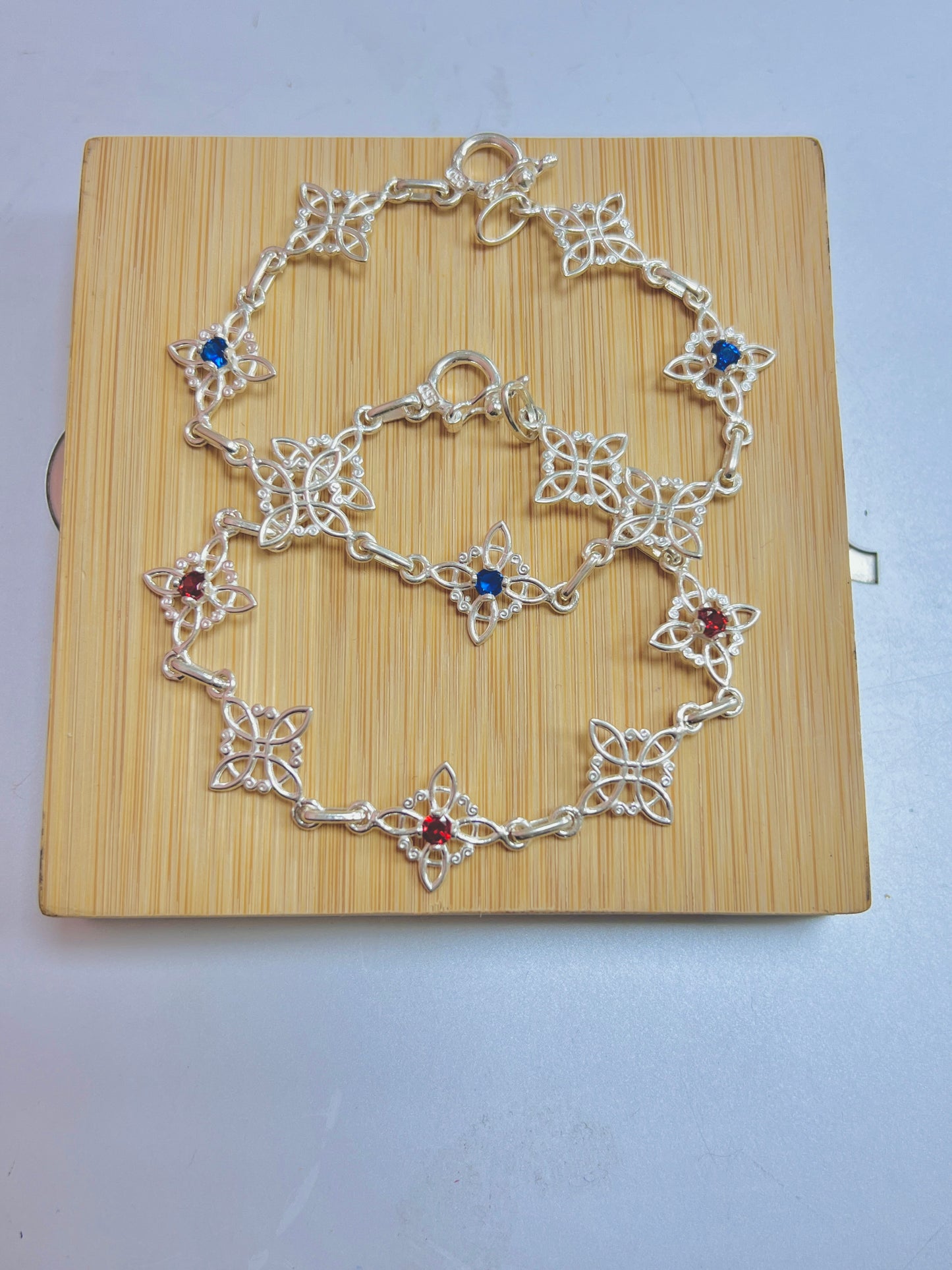 Pulsera nudo de bruja con circon - plata