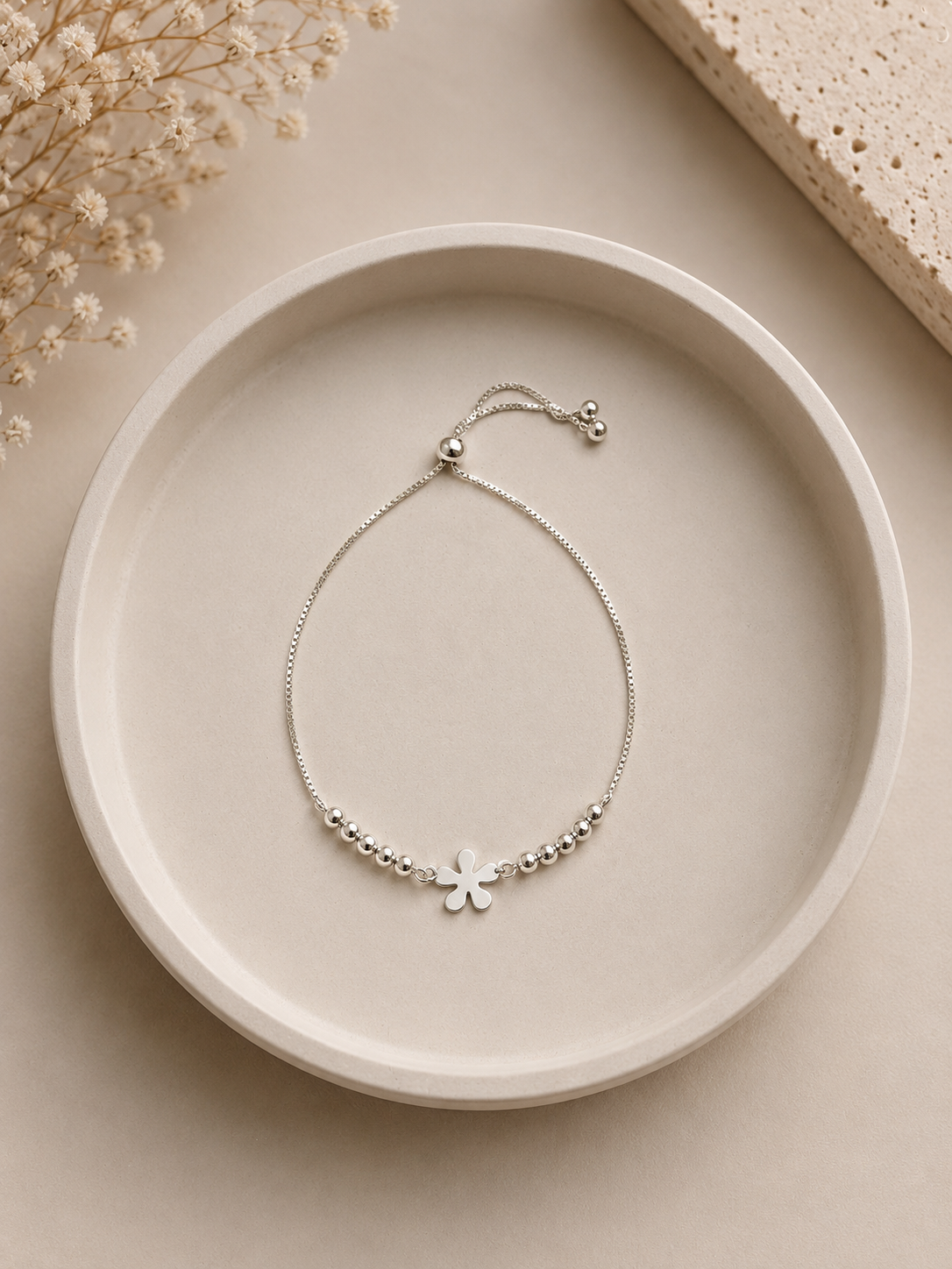 Pulsera ajustable con esferas y flor - Plata