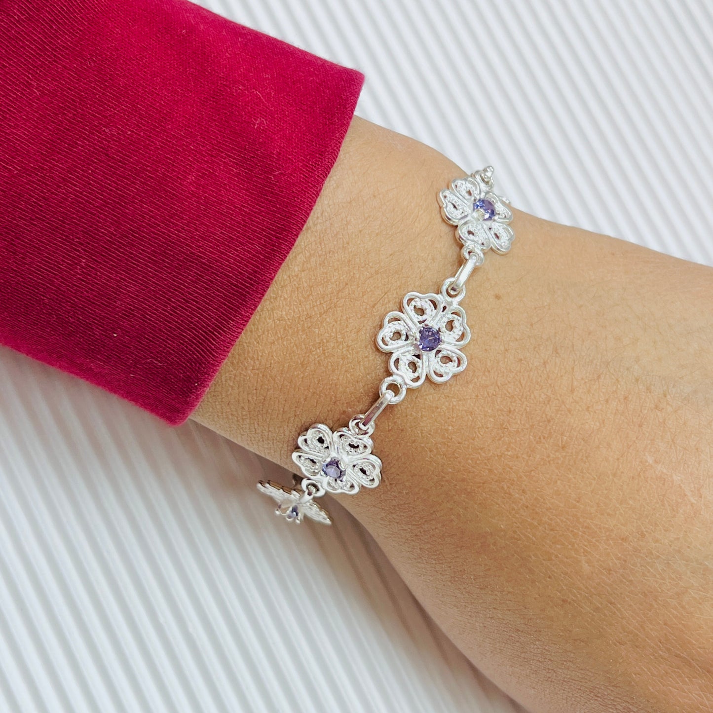 Pulsera flor petalos encorazonados con circon morado - plata