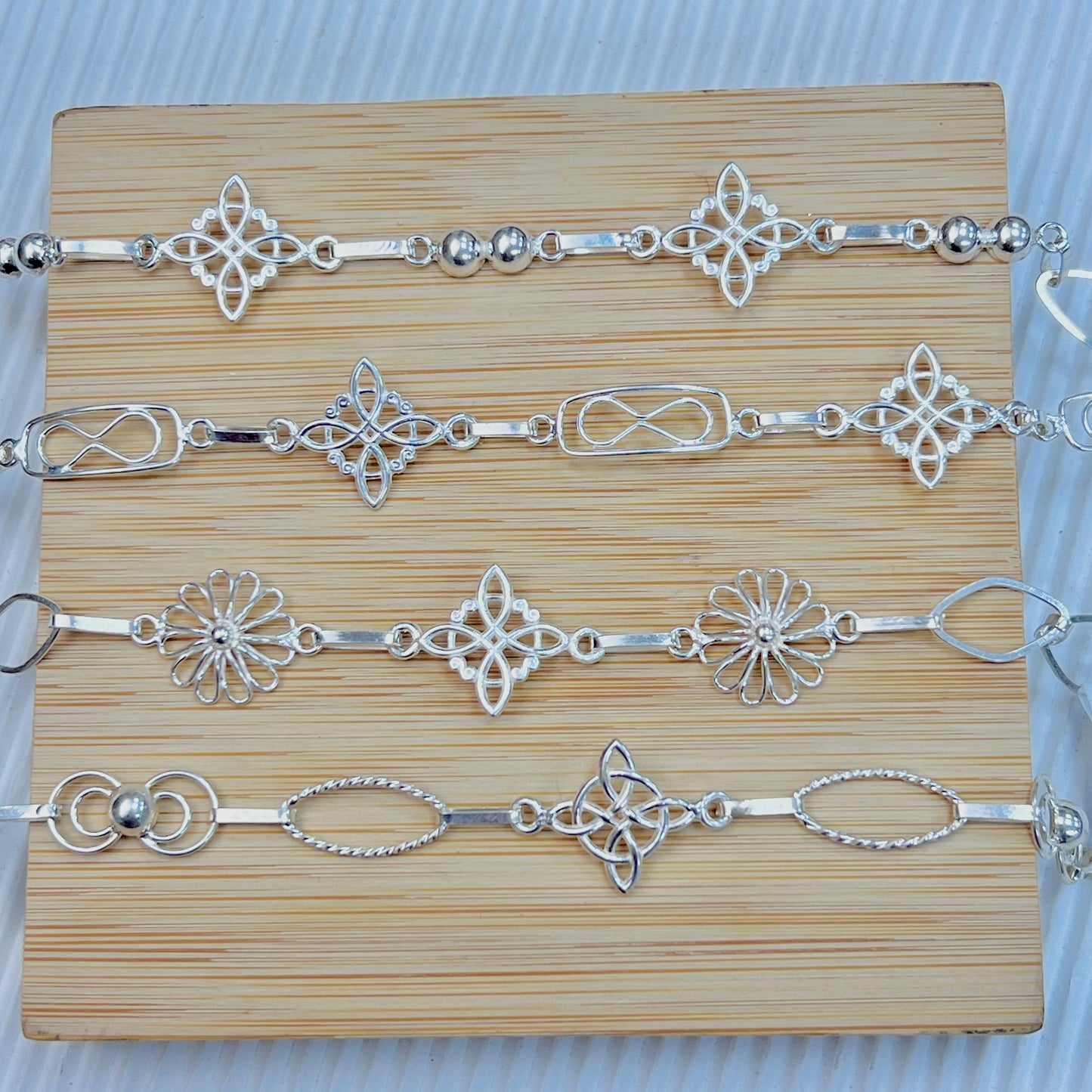 Pulseras delgadas nudo de bruja - plata