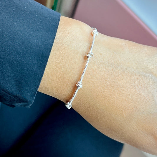 Pulsera chaquira con nudos - plata