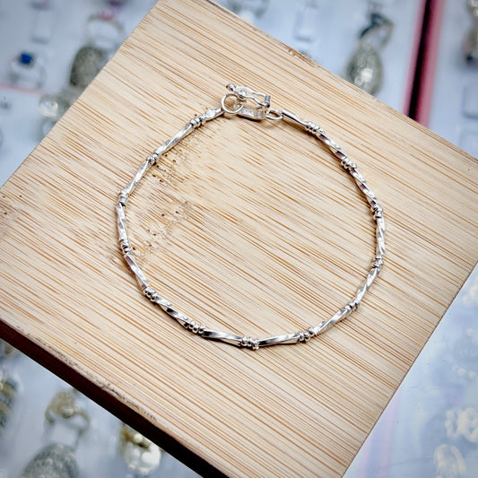 Pulsera tubo enroscado y chaquira - plata