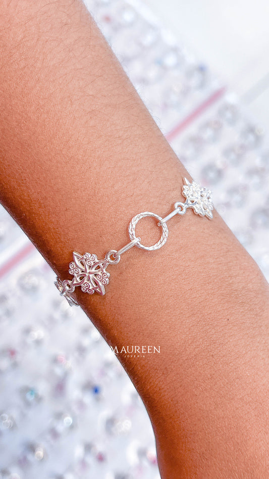 Pulsera nudo de bruja flor con argollas dobles enroscadas - plata