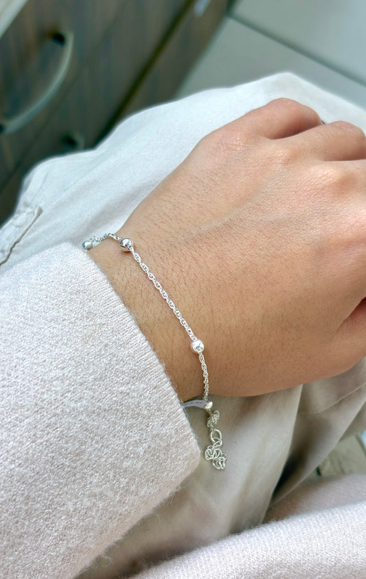 Pulsera cadena singapure con esferas - plata