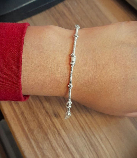 Pulsera chaquira nudo y donas alargadas intercalado - plata