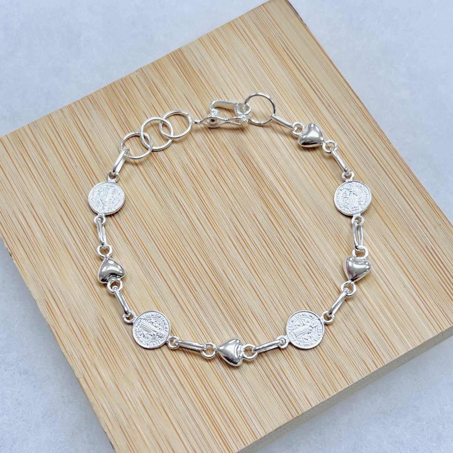Pulsera san benito con corazones bombachos - plata