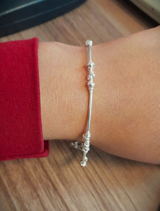 Pulsera chaquira, 3 nudos y tubo intercalado - plata