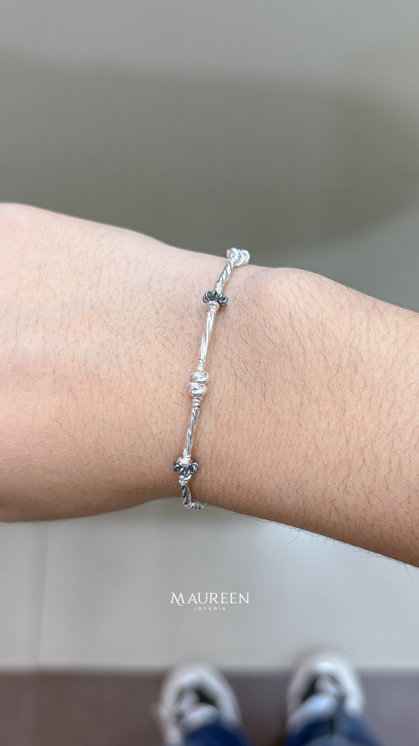 Pulsera tubo enroscado, chaquira, alambre enroscado tipo flor - plata quemada