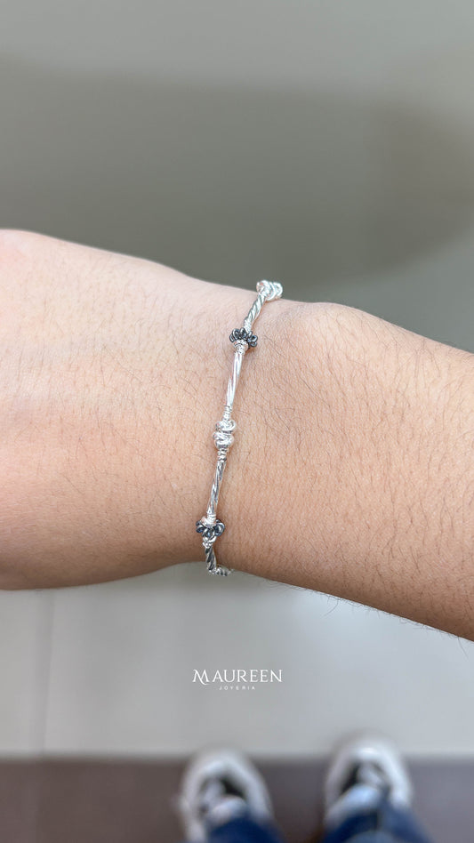 Pulsera tubo enroscado, chaquira, alambre enroscado tipo flor - plata quemada