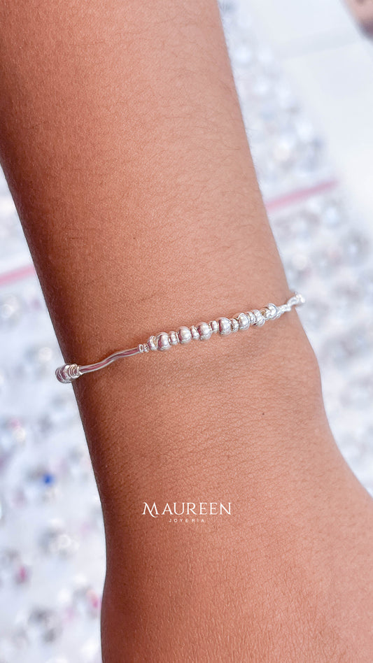 Pulsera chaquira medianas y pequeñas con tubo ondeado - plata