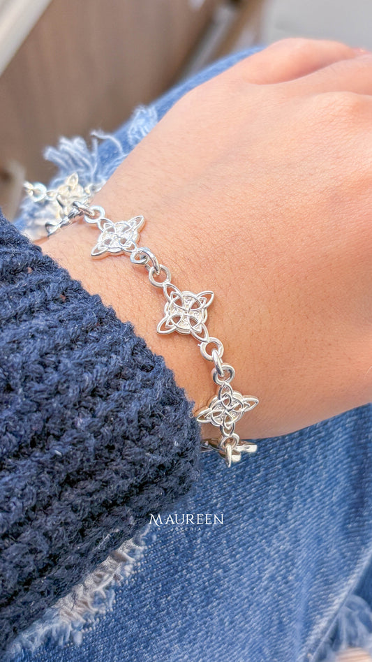 Pulsera nudo de bruja calado con argollas intercalado - plata