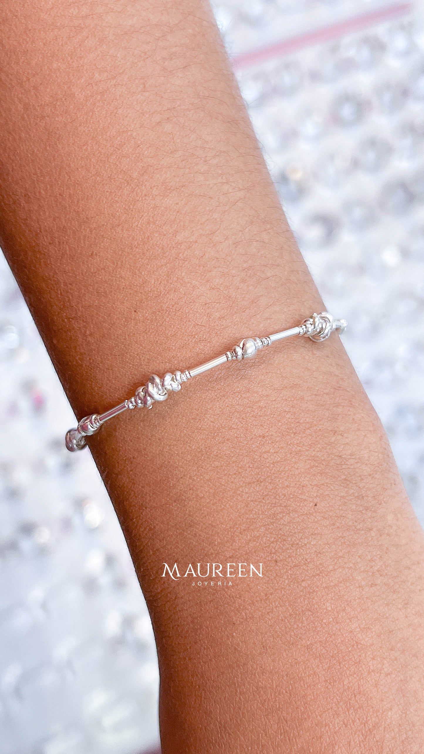 Pulsera chaquiras medianas y pequeñas, arroz y nudos - plata