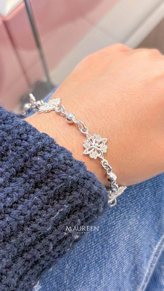 Pulsera nudo de bruja con espirales y esferas entercalado - plata