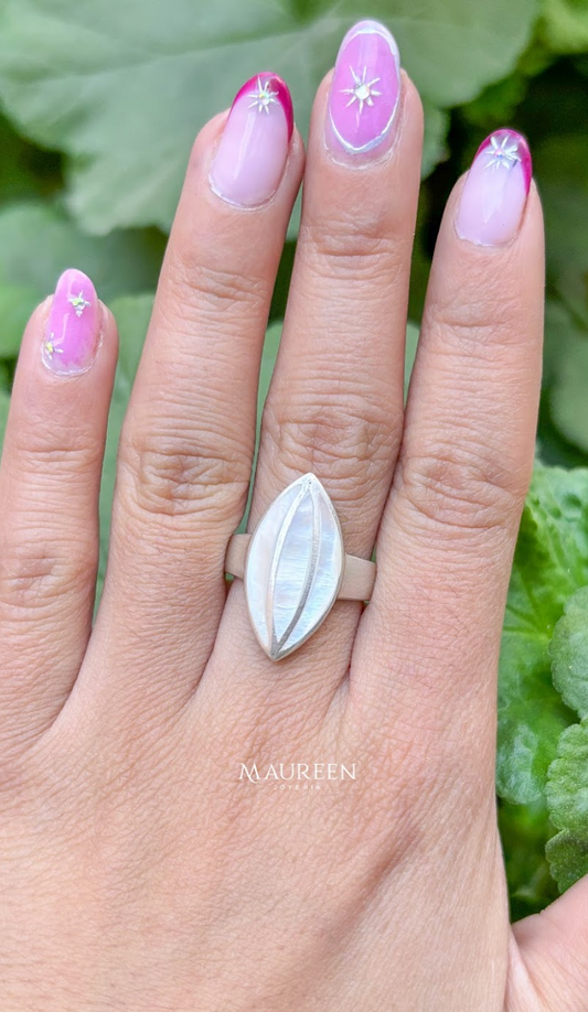 Anillo ovalado diagonla piedra nacar  - Plata