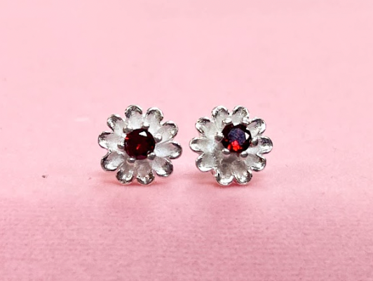 Arete piedra roja circon flor - Plata