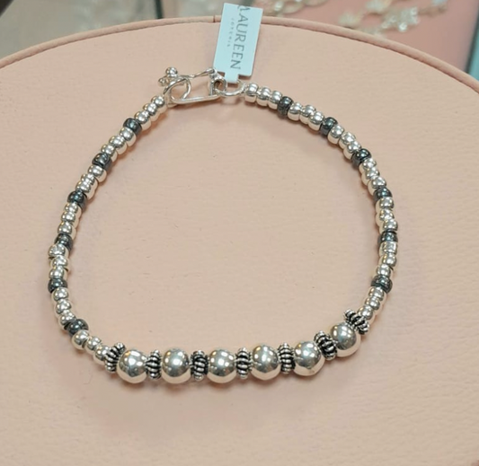 Pulsera rigida con 6 esferas medianas, donas lisas y entorchadas - Plata quemada