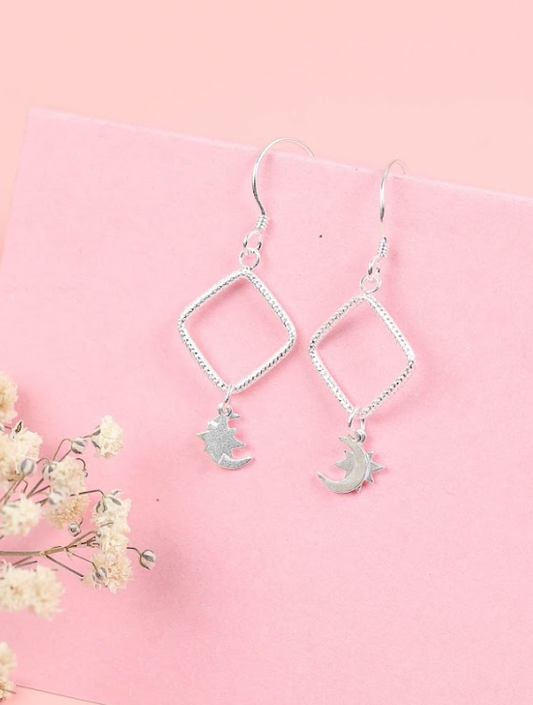Arete colgante rombo texturado con dijes destello y luna  - Plata