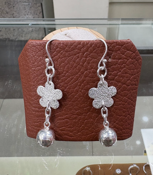 Arete flor texturada con esfera grande colgante  -  Plata