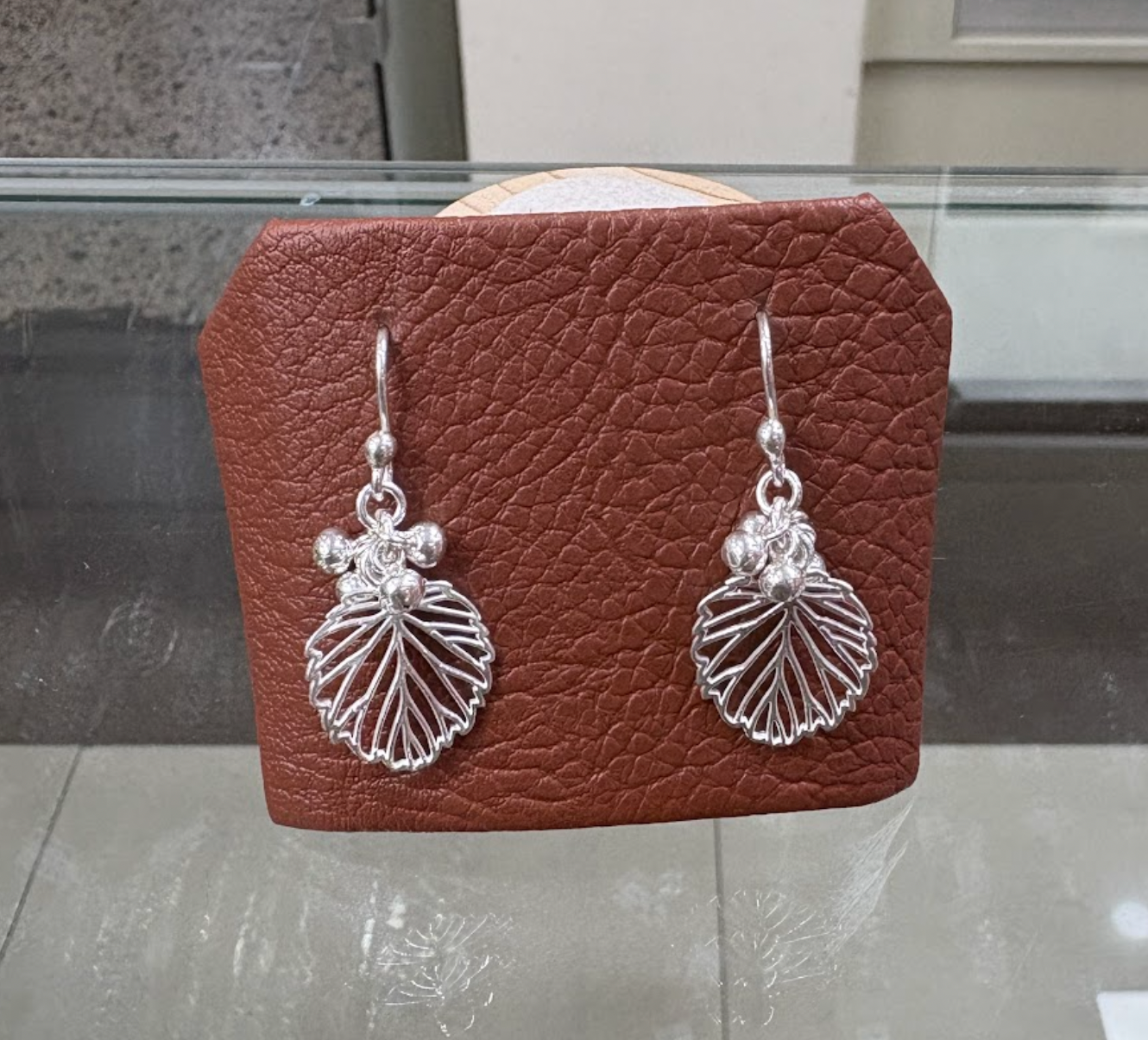 Arete racimo de esferas y hoja calada colgante -  Plata