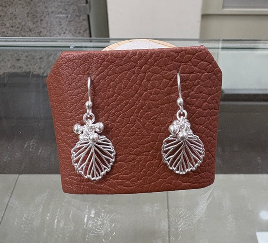 Arete racimo de esferas y hoja calada colgante -  Plata