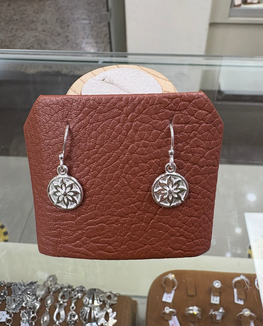 Arete circular con flor petalos en punta, colgante -  Plata
