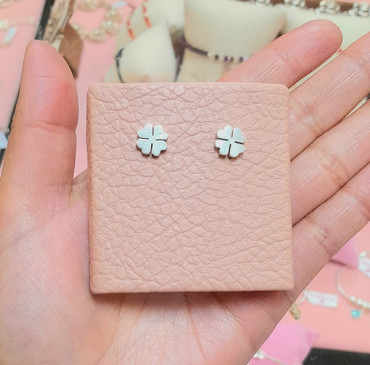 Arete trebol cuatro petalos con tallo encajonado colgante - Plata